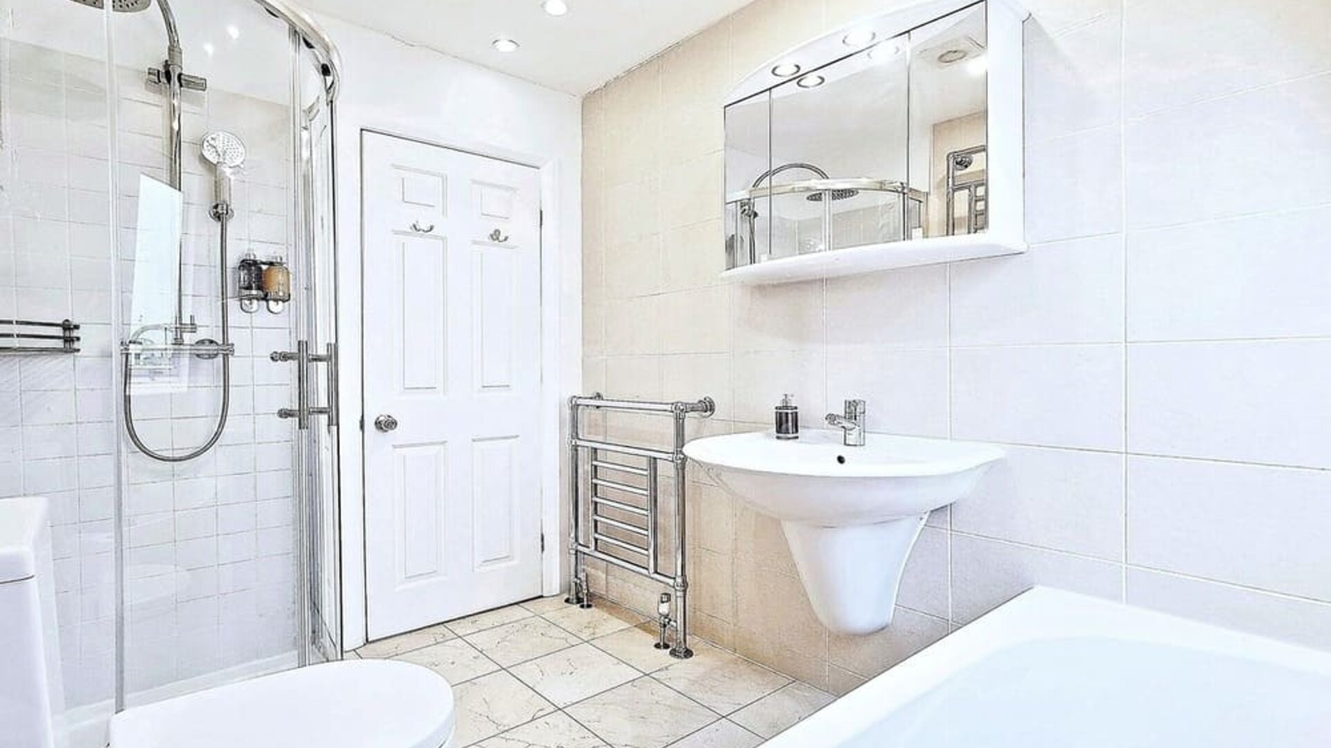 Guest bathroom with shower and tub at Hammersmith One.