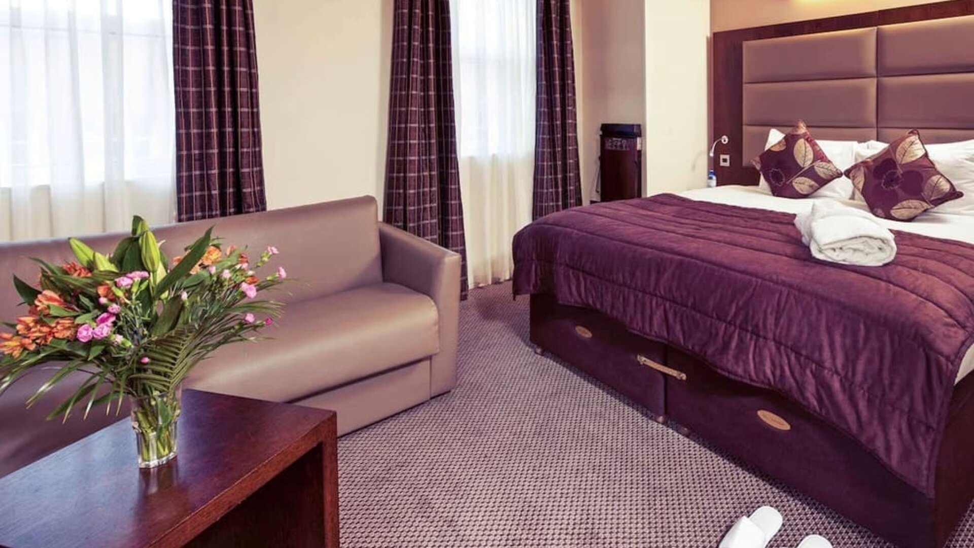 Day use room with living area at Mercure Hotel London Paddington.