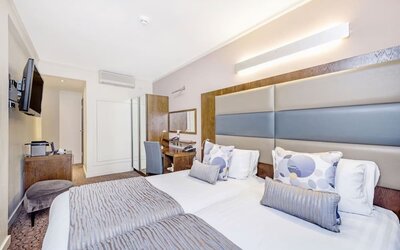 Day use twin room with work desk at Mercure Hotel London Paddington.