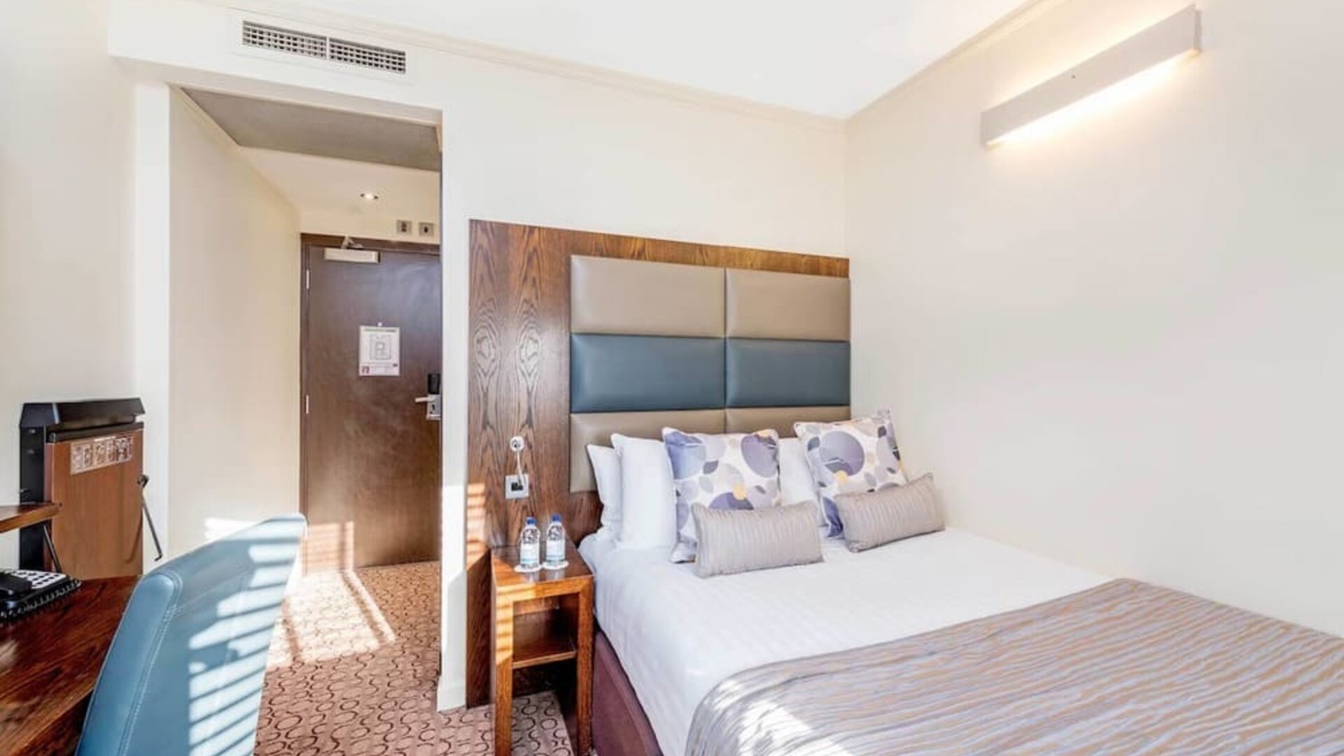 Standard day use room with work desk and private bathroom at Mercure Hotel London Paddington.