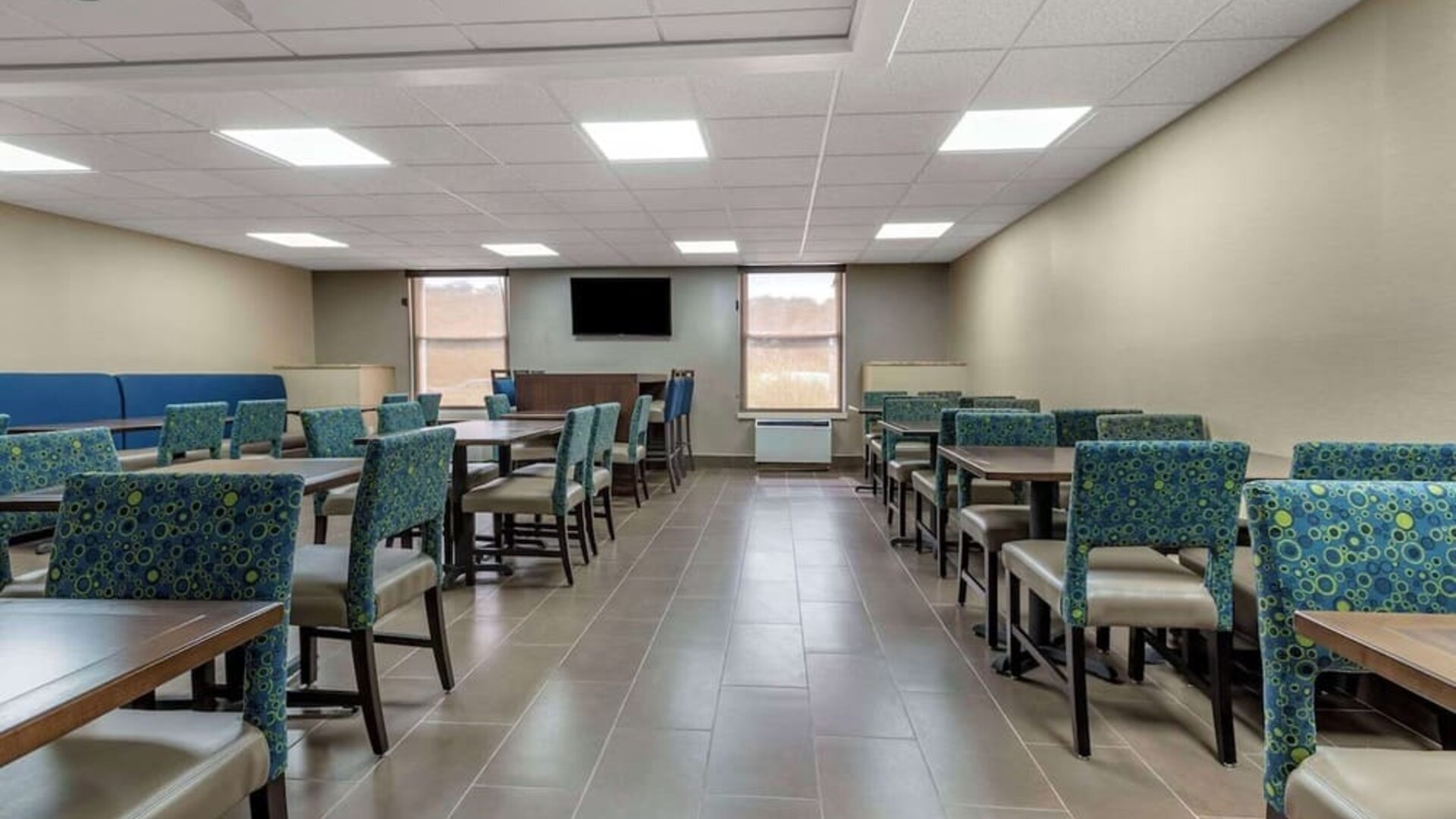 Dining area at Comfort Inn & Suites Glen Mills – Concordville.