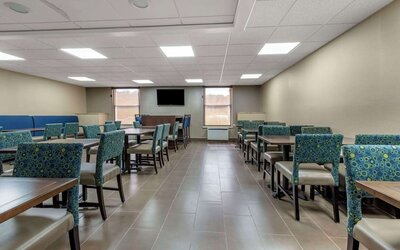 Dining area at Comfort Inn & Suites Glen Mills – Concordville.