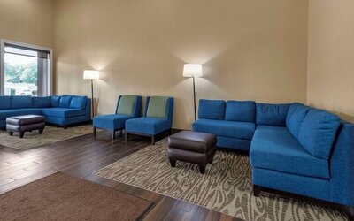 Lobby and coworking lounge at Comfort Inn & Suites Glen Mills – Concordville.