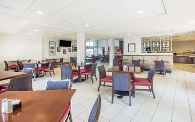 Dining area perfect for coworking at Hawthorn Suites By Wyndham El Paso Airport.