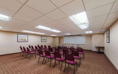 Meeting room at Best Western Executive Hotel Of New Haven-West Haven.