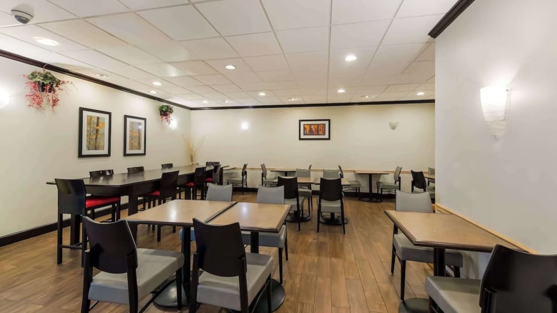 Dining area perfect for coworking at Best Western Executive Hotel Of New Haven-West Haven.
