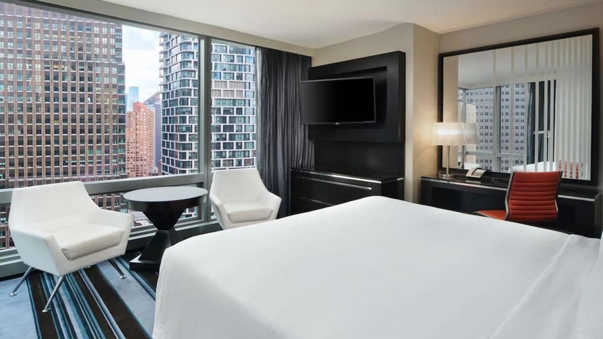 Day use room with natural light at Courtyard By Marriott New York Manhattan/Central Park.
