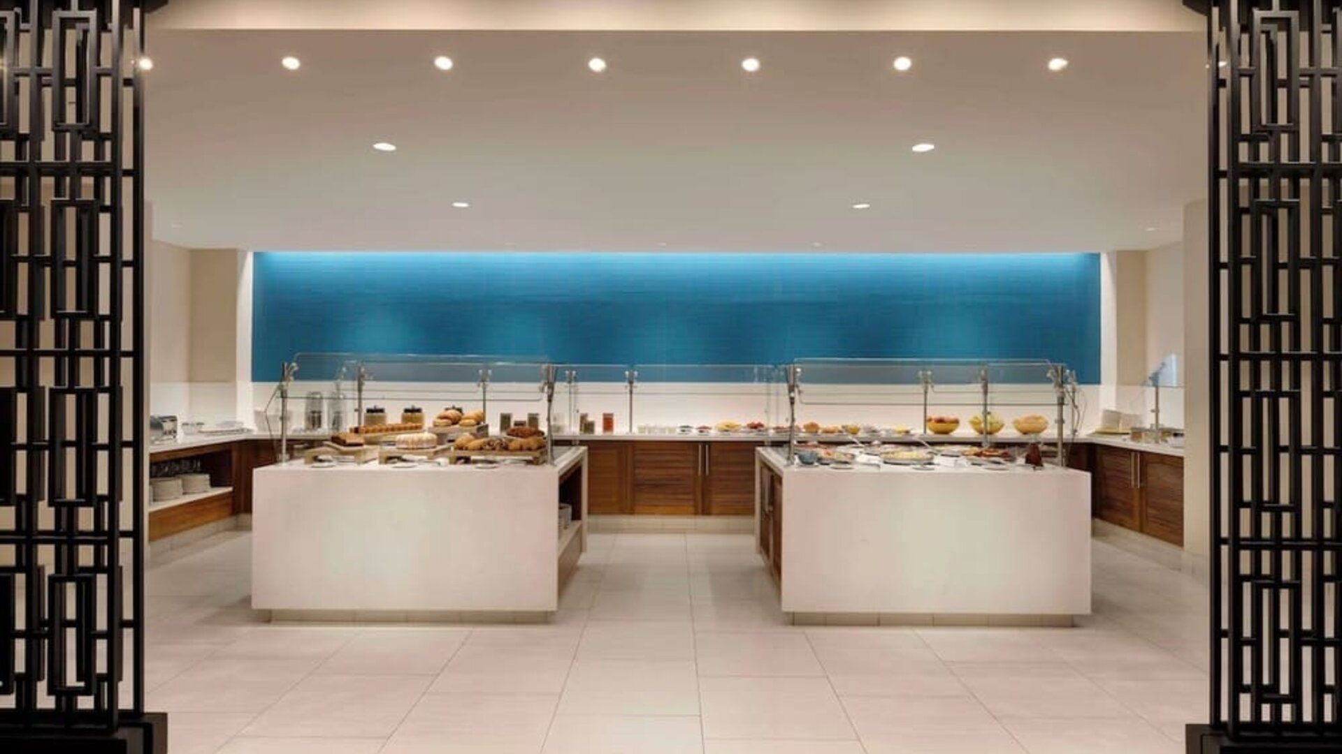 Dining area at Hyatt Regency Los Angeles International Airport.