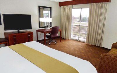 Day use room with balcony at Radisson Akron/Fairlawn.