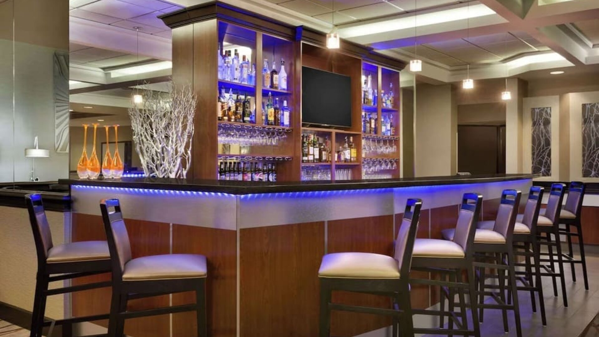 Hotel bar at Radisson Akron/Fairlawn.