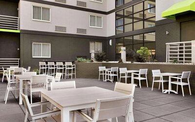 Outdoor seats available at Radisson Akron/Fairlawn.