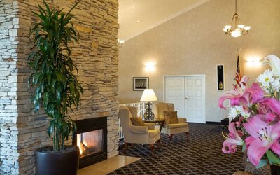 Lounge area at The Marina Inn On San Francisco Bay.