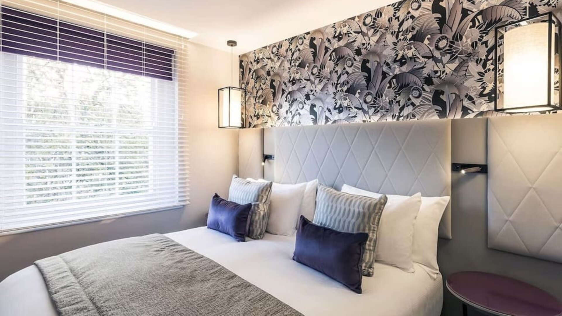 King bed at Mercure Hotel London Hyde Park.