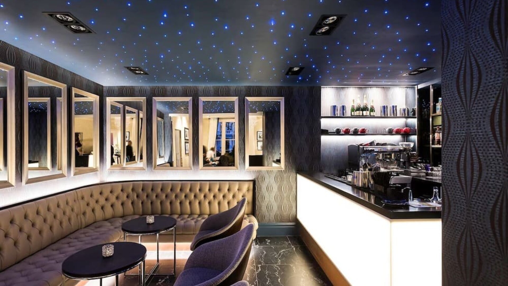 Hotel bar with lounge seating at Mercure Hotel London Hyde Park.