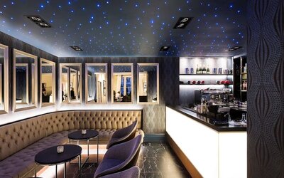 Hotel bar with lounge seating at Mercure Hotel London Hyde Park.