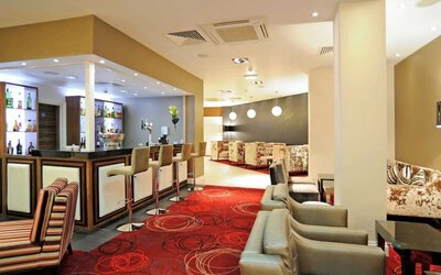 Bar lounge with comfortable seating at Mercure London Bloomsbury.