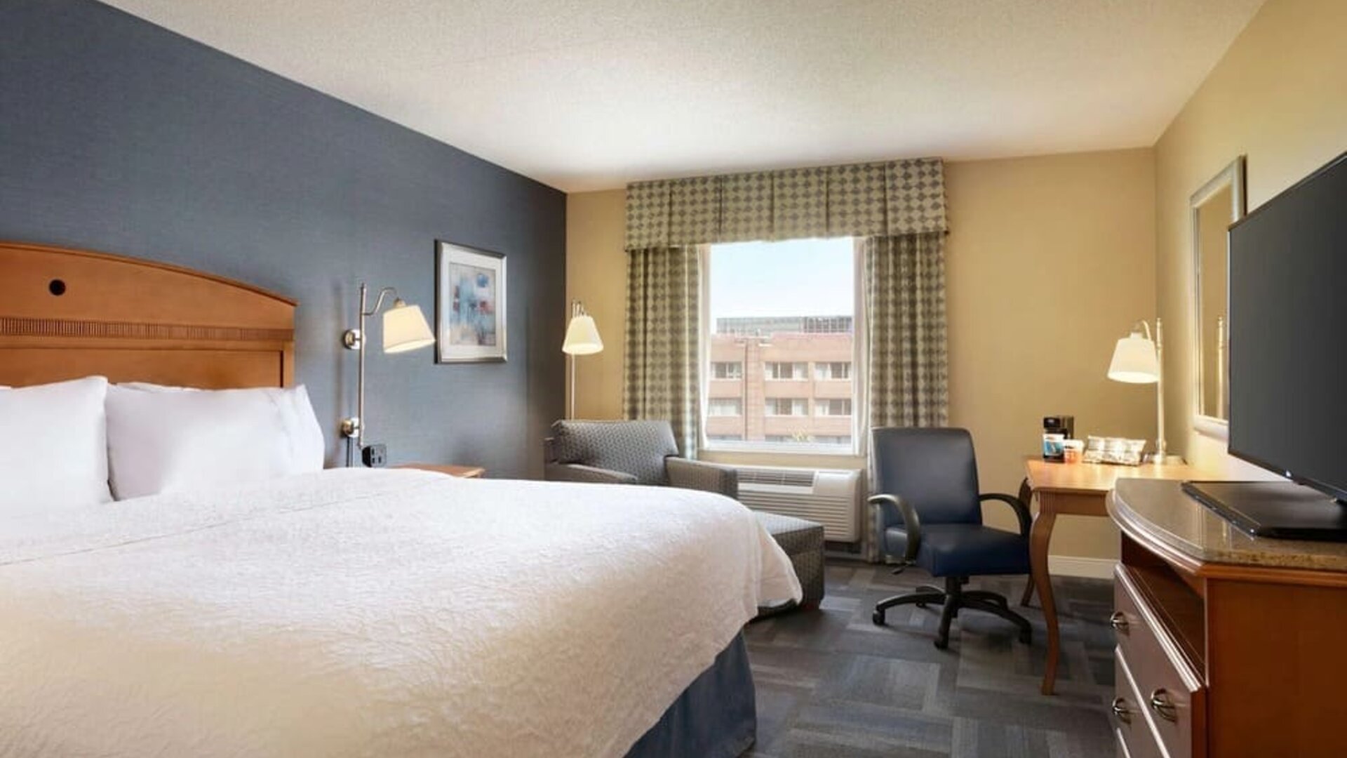 King room at Hampton Inn New York - LaGuardia Airport.