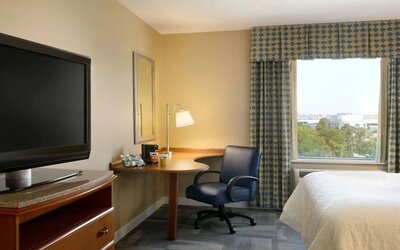 King room with TV at Hampton Inn New York - LaGuardia Airport.