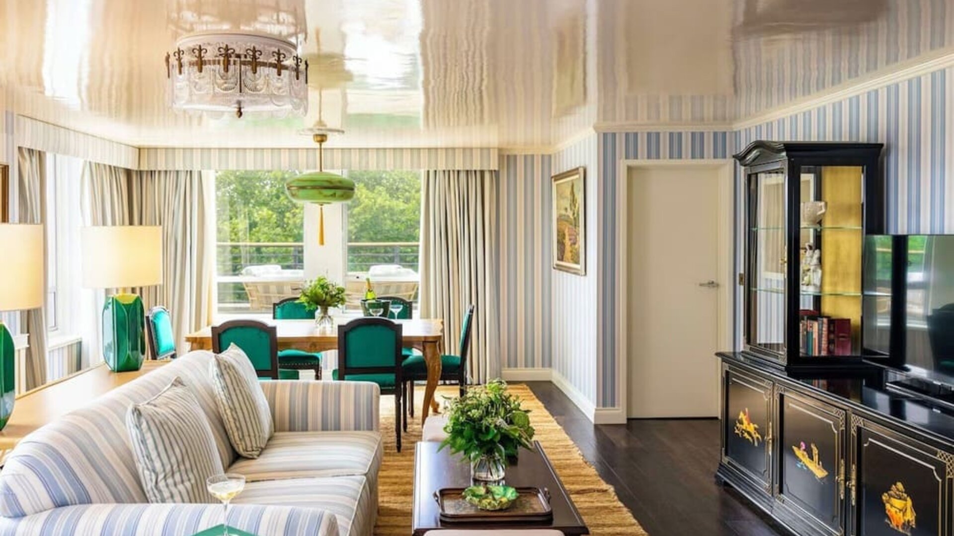 Lounge area at Graduate By Hilton Cambridge.