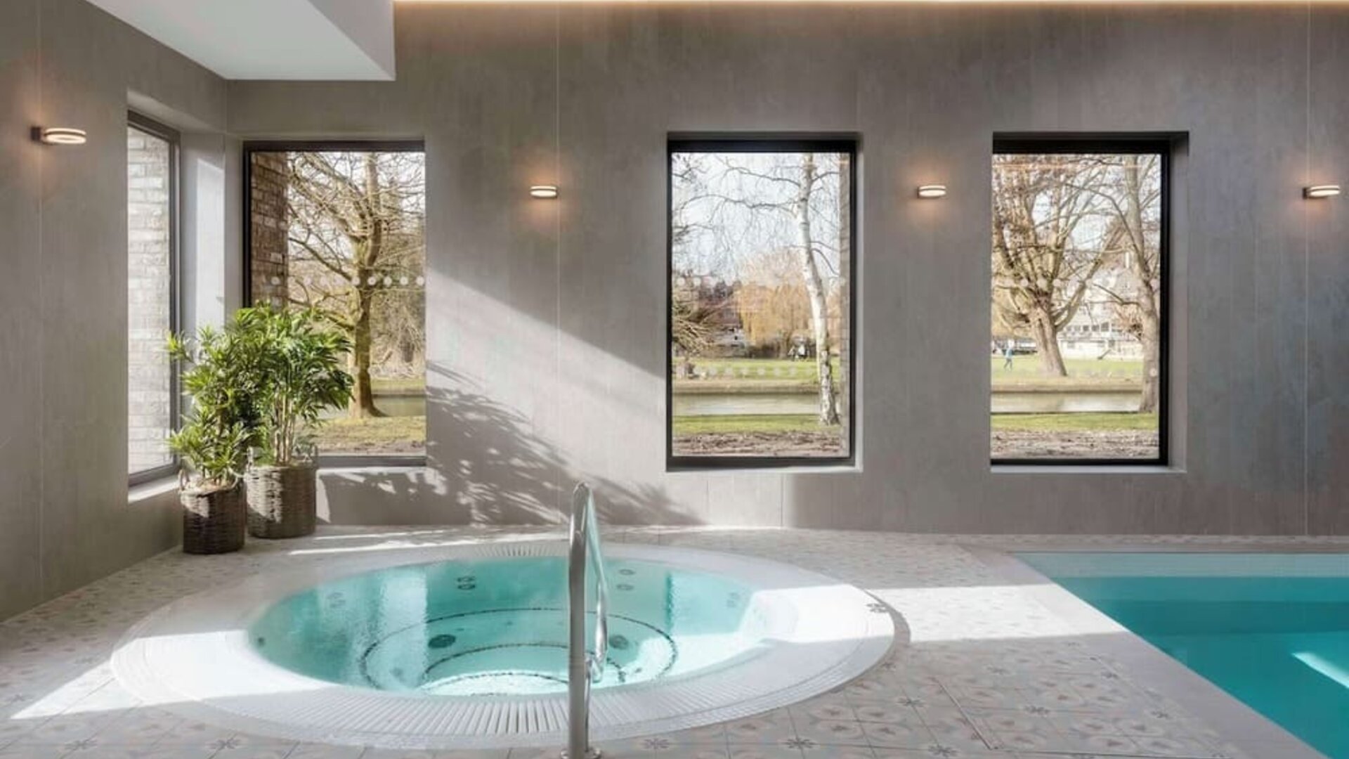 Indoor tub at Graduate By Hilton Cambridge.