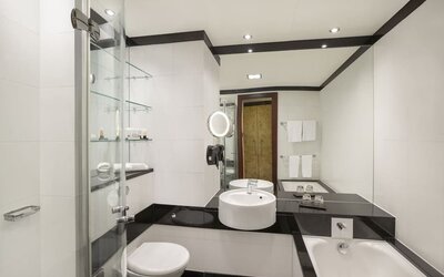 Guest bathroom with tub and free toiletries at Leonardo Royal St Paul's Hotel.
