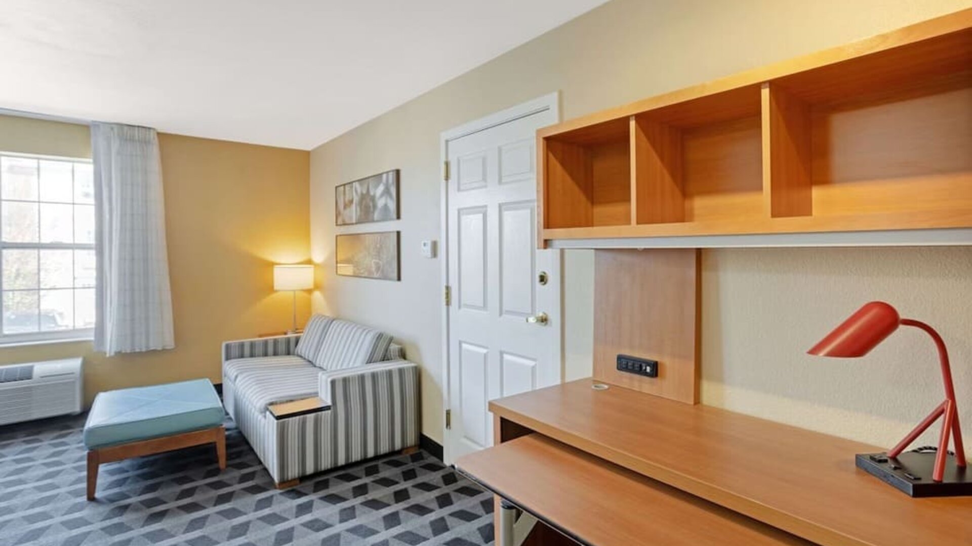 Work desk at MainStay Suites Mt. Laurel - Philadelphia.