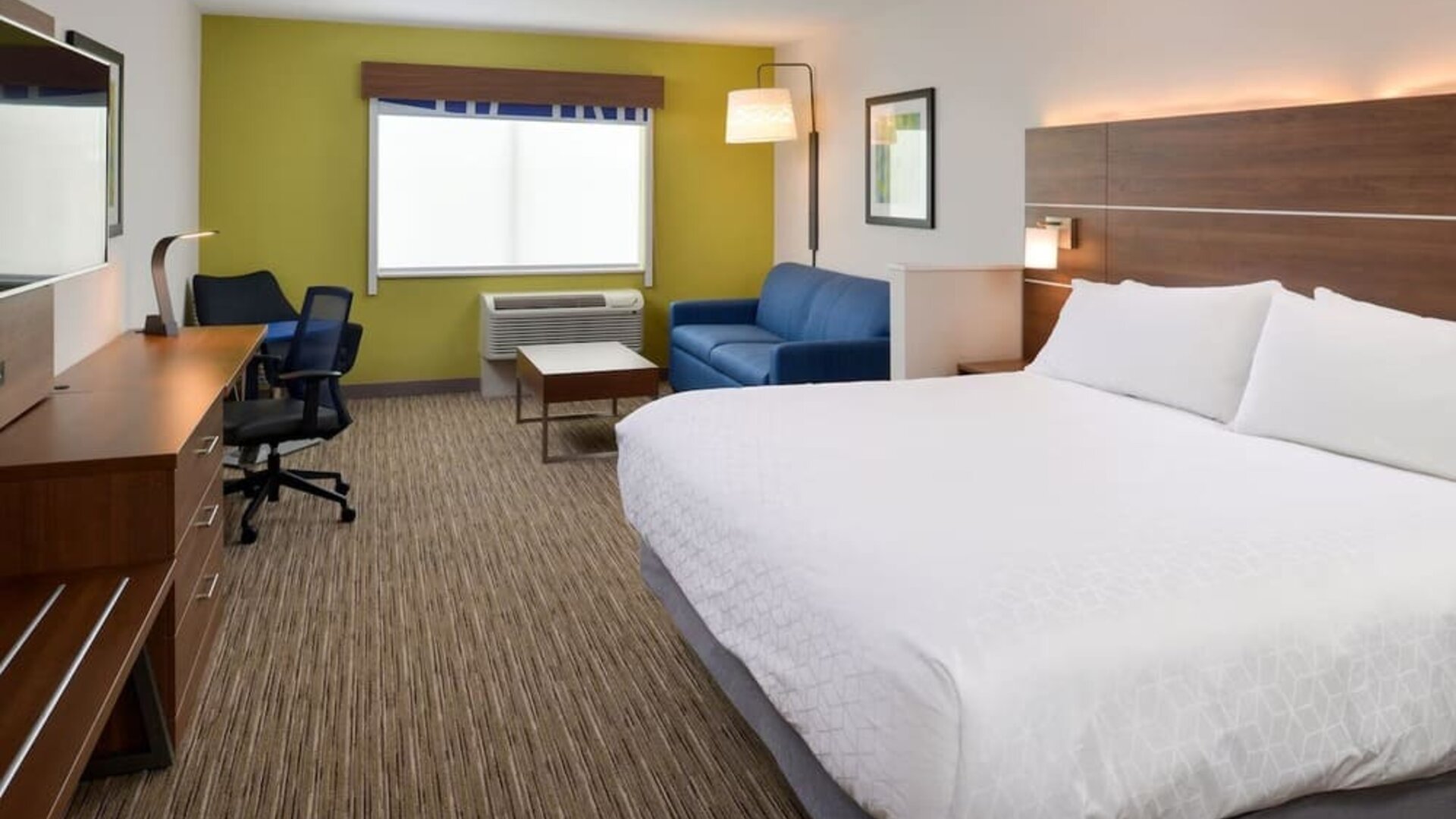 Day use room with work desk and sofa at Holiday Inn Express & Suites Ottumwa.