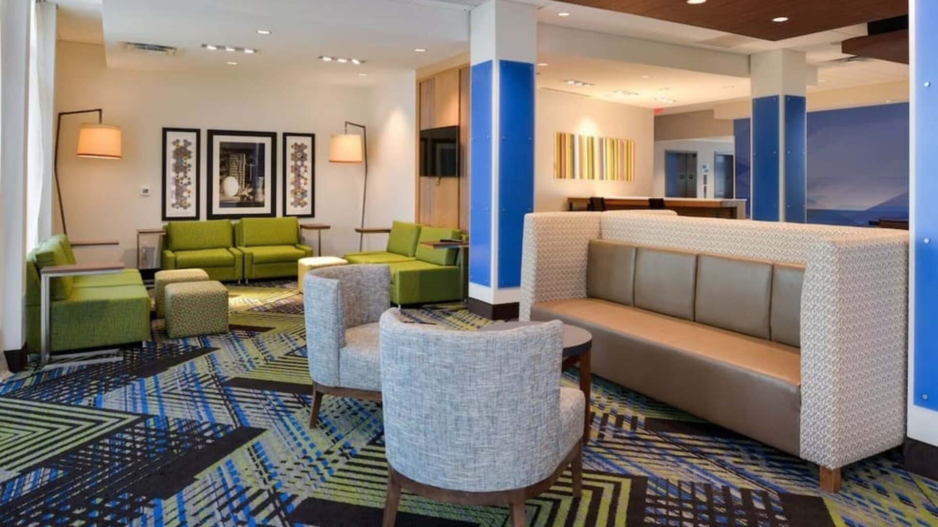 Lobby and coworking lounge at Holiday Inn Express & Suites Ottumwa.