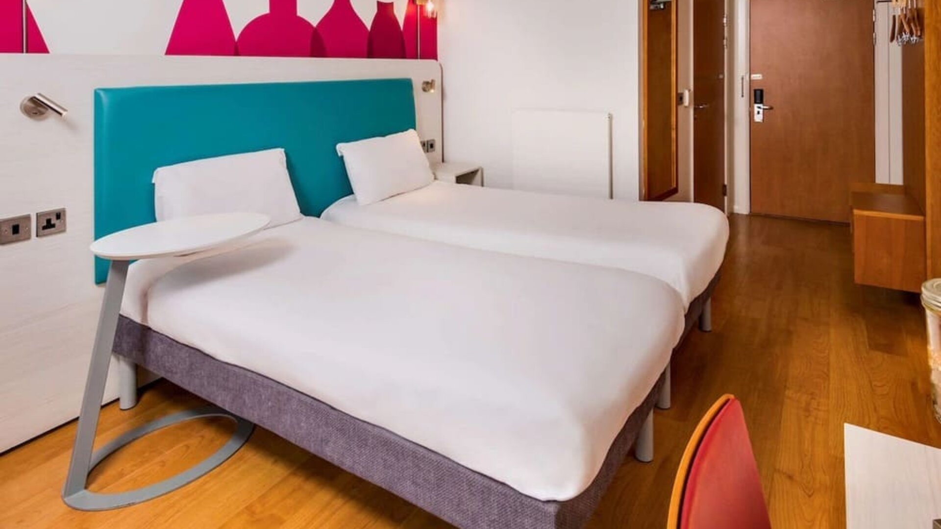 Day use twin room with work desk and private bathroom at Ibis Styles Barnsley.