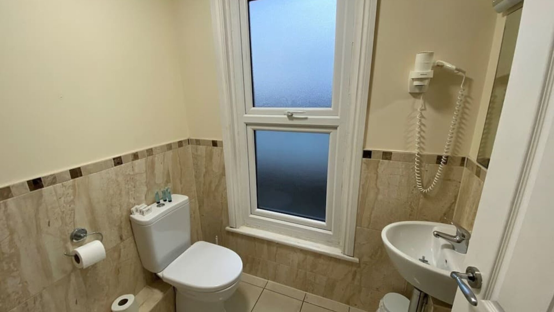 Guest bathrom with free toiletries at Buckingham Hotel.