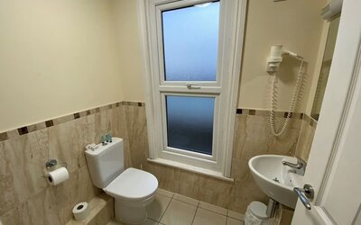 Guest bathrom with free toiletries at Buckingham Hotel.