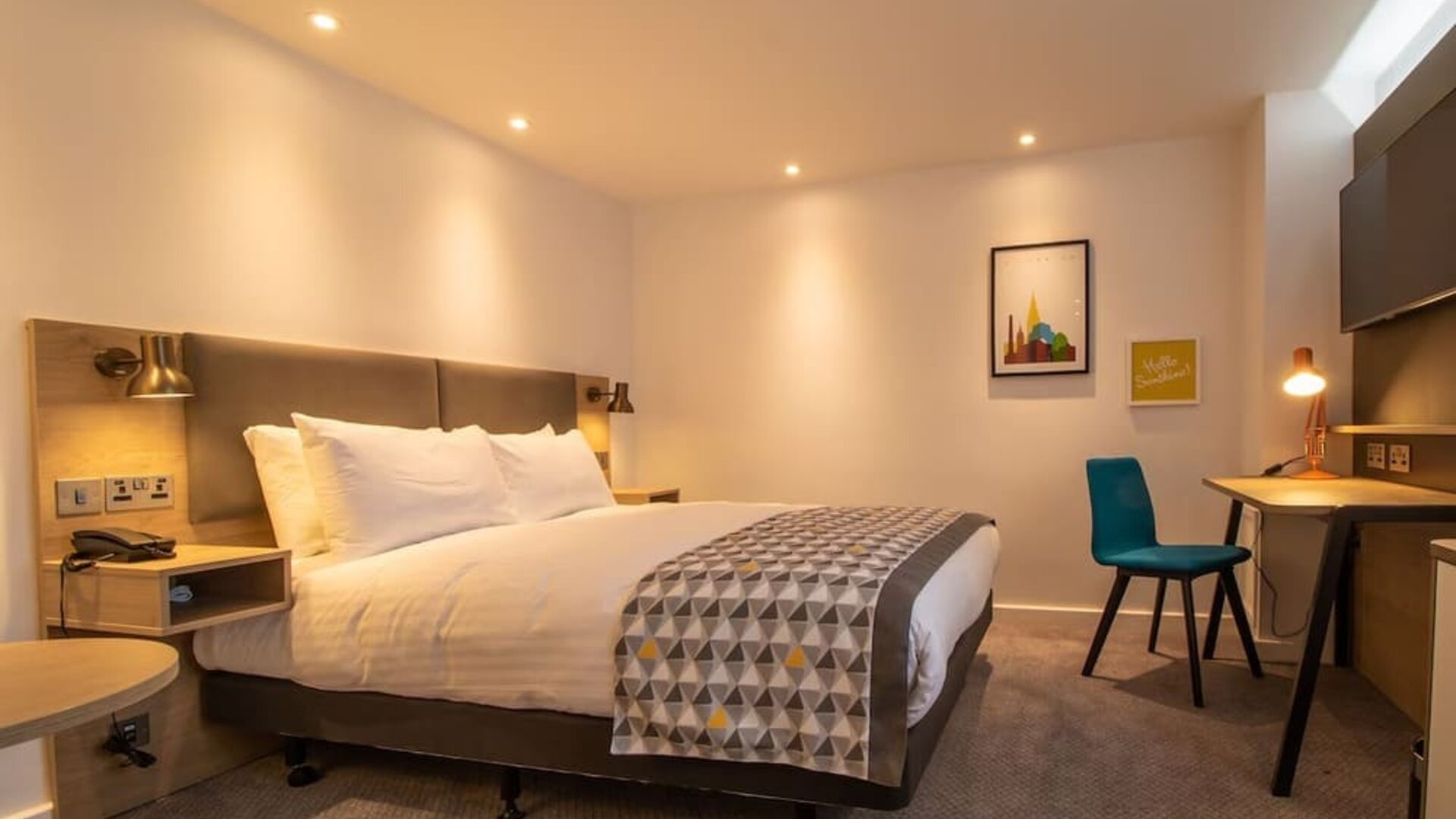 Standard day use room with TV screen and work desk at Holiday Inn Leicester-Wigston.