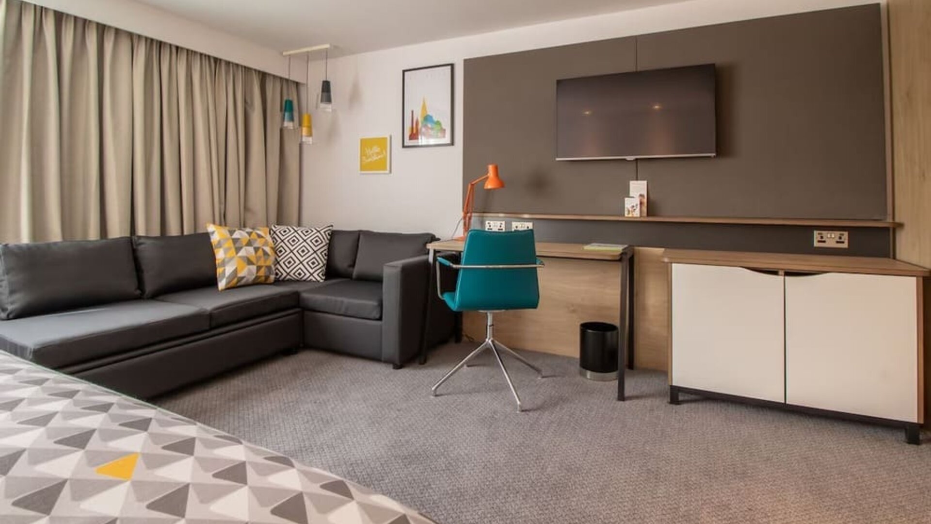 Day use room work station with lounge area at Holiday Inn Leicester-Wigston.