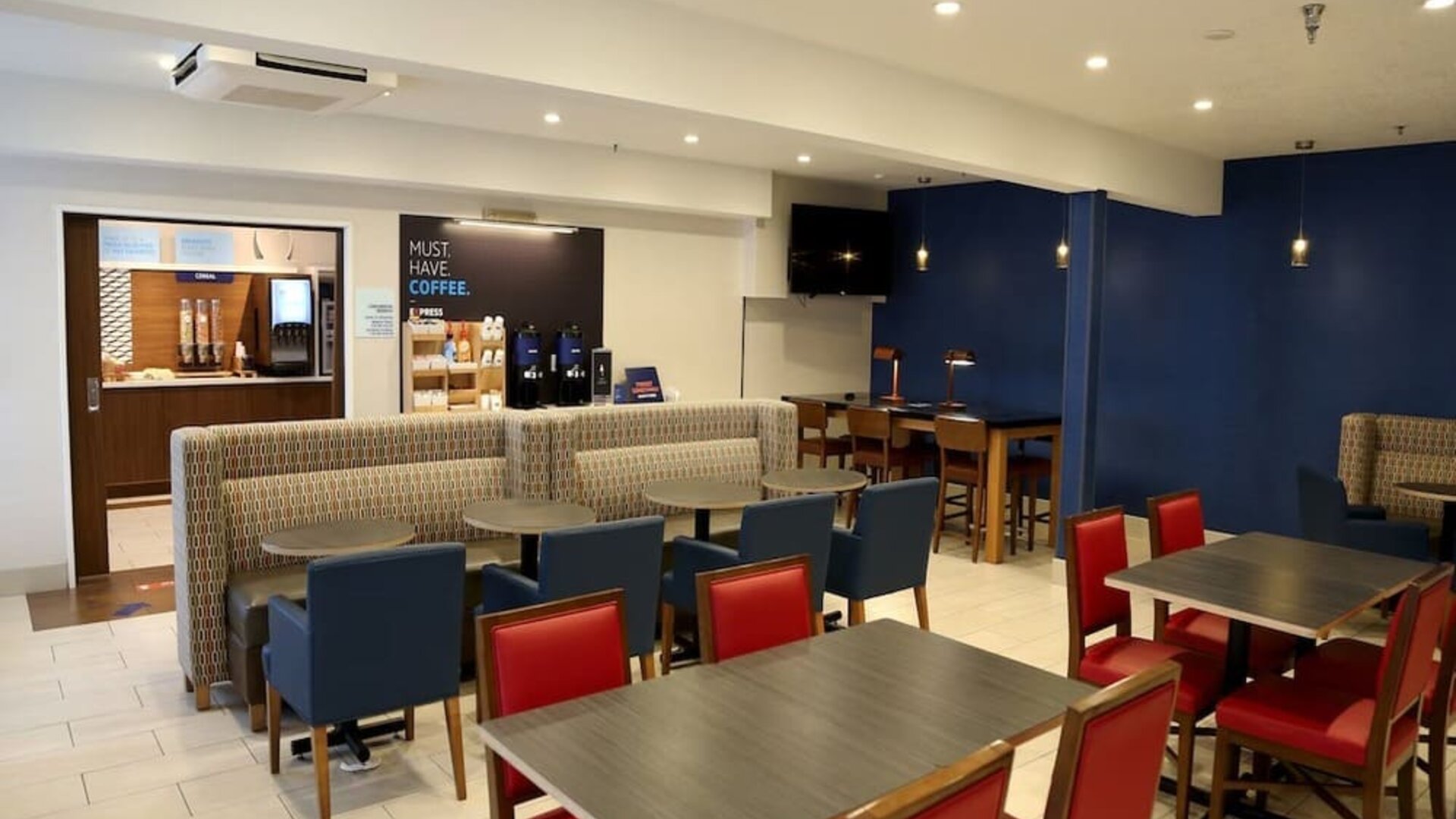 Dining area perfect for coworking at Holiday Inn Express Newberg - Wine Country.