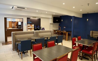 Dining area perfect for coworking at Holiday Inn Express Newberg - Wine Country.