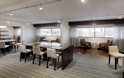 Dining area perfect for coworking at Hyatt Regency Milwaukee.