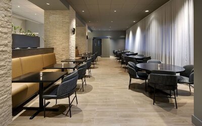 Dining area perfect for coworking at Hyatt Regency Milwaukee.