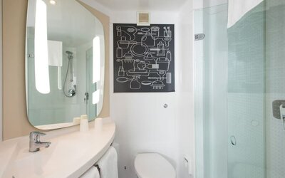 Guest bathroom with shower and free toiletries at ibis Leicester City.