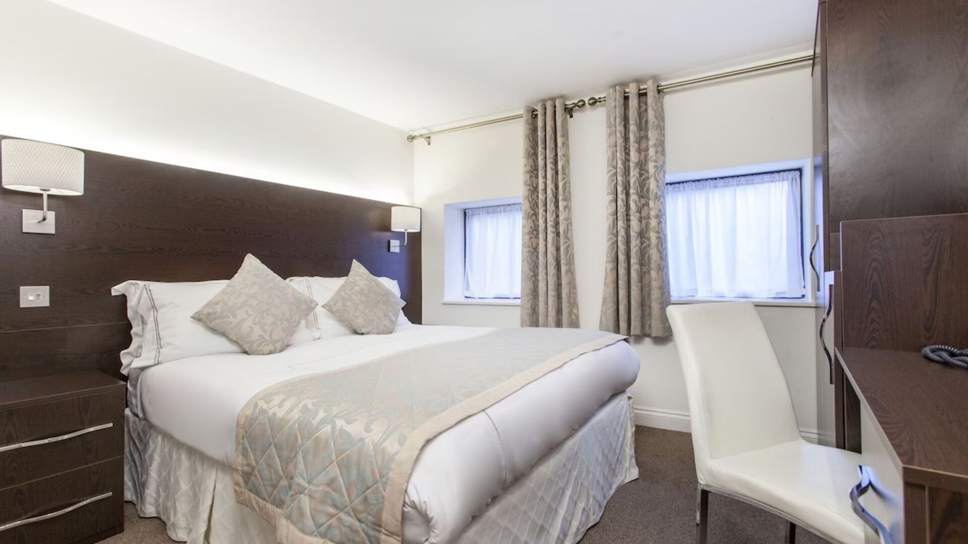 Day use room with work desk at Hotel Shepherds Bush London.