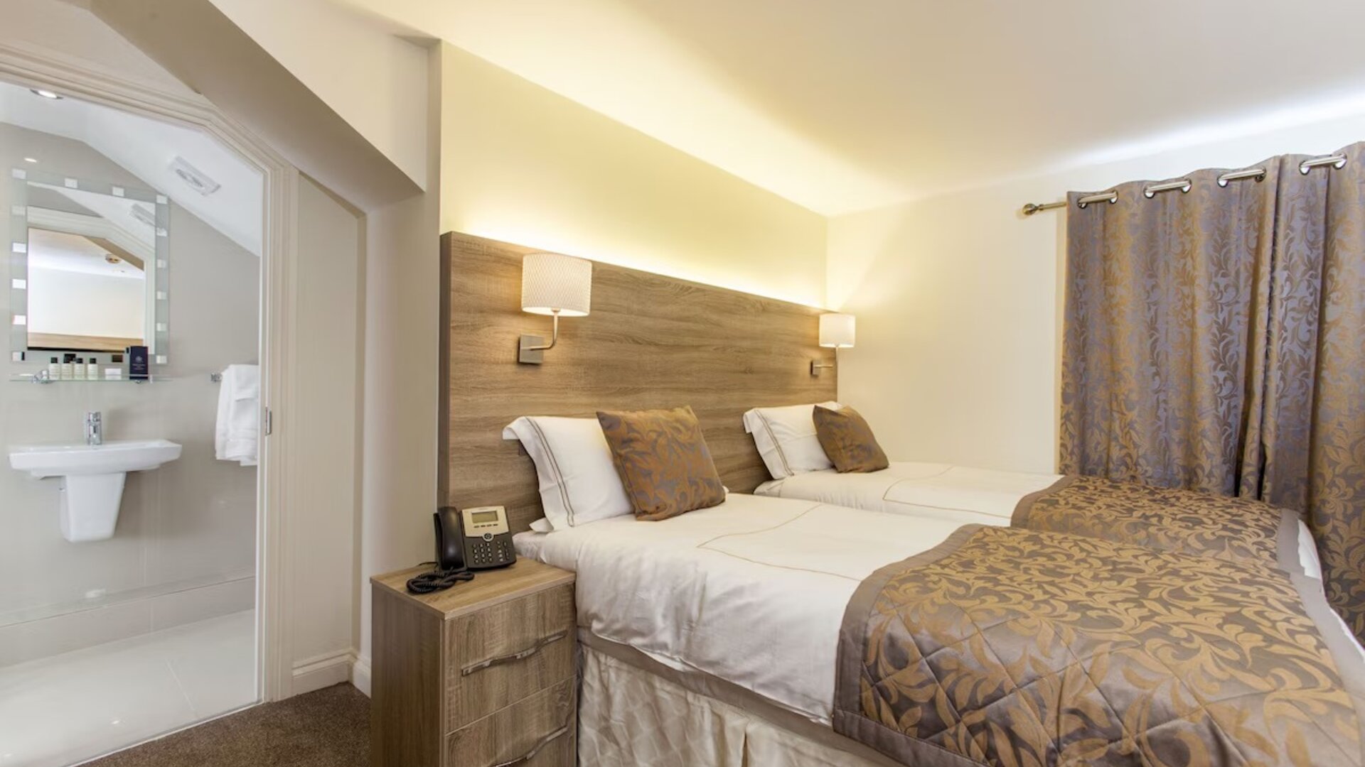 Day use twin room with private bathroom at Hotel Shepherds Bush London.