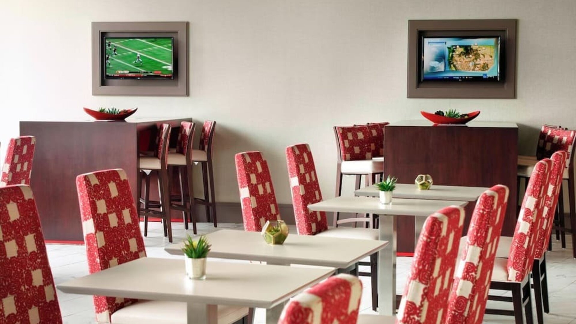 Dining area perfect for coworking at Residence Inn Columbus.