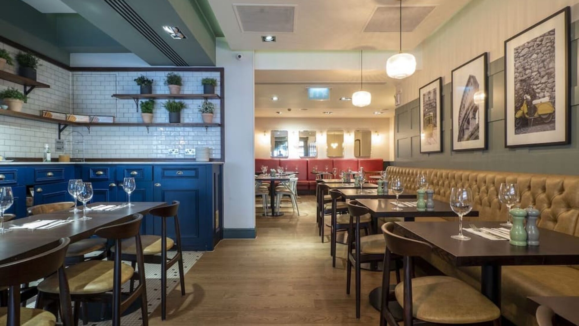 Hotel restaurant with comfortable seating at Indigo London-Paddington Hotel.