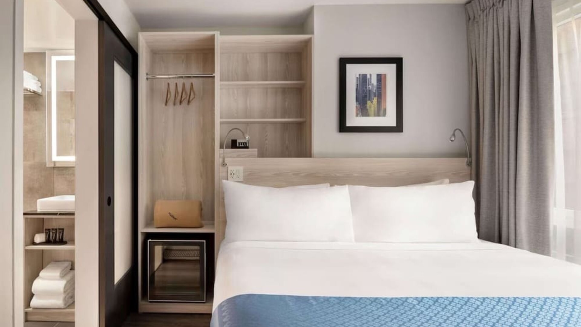 Day use room with natural light at Wingate By Wyndham New York Midtown South/5th Ave.