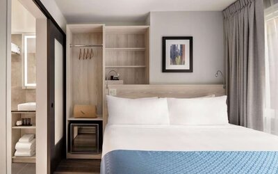 Day use room with natural light at Wingate By Wyndham New York Midtown South/5th Ave.