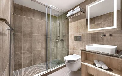 Guest bathroom with shower at Wingate By Wyndham New York Midtown South/5th Ave.