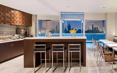 Dining area at Wingate By Wyndham New York Midtown South/5th Ave.