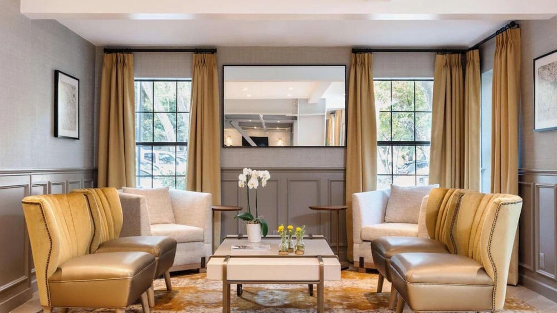 Lobby and coworking lounge at The Inn At Saratoga, Tapestry Collection By Hilton.