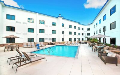 Refreshing outdoor pool at Courtyard By Marriott Redwood City.
