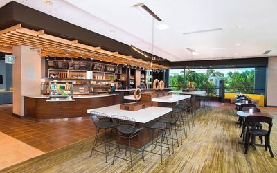 Dining area perfect for coworking at Courtyard By Marriott Redwood City.