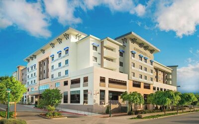 Hotel exterior at Courtyard By Marriott Redwood City.